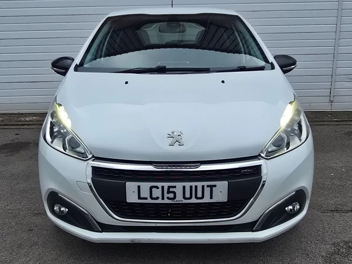 Used Peugeot 208 GT-line 110 HP (80 kW) 2015 White Hatchback