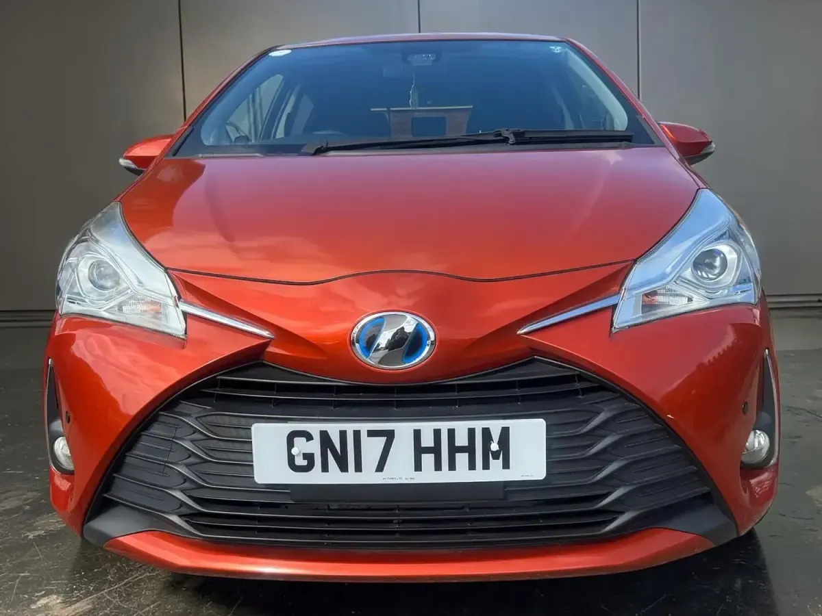 Used Toyota Yaris Design 100 HP (73 kW) 2017 Orange Hatchback