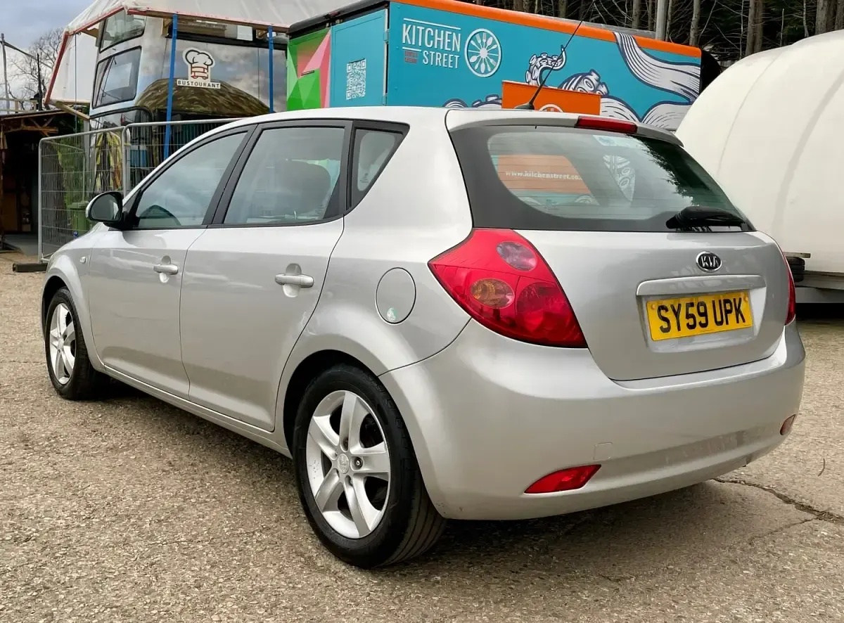 Used Kia Ceed 103 HP (75 kW) 2009 Silver Hatchback