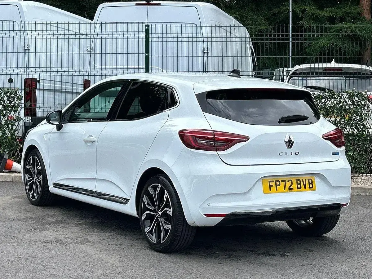 Used Renault Clio Techno 145 HP (106 kW) 2022 White Hatchback