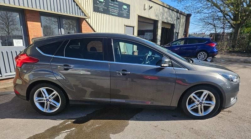 Used Ford Focus Titanium 125 HP (91 kW) 2015 Grey Hatchback