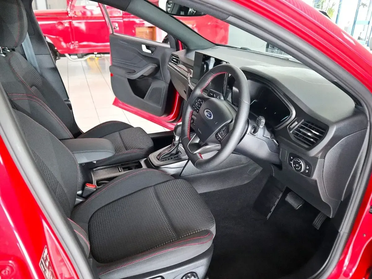 Used Ford Focus ST-Line 125 HP (91 kW) 2024 Red Estate