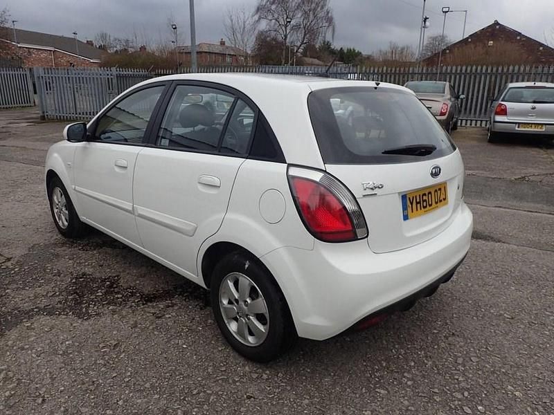 Used Kia Rio 95 HP (69 kW) 2010 White Hatchback