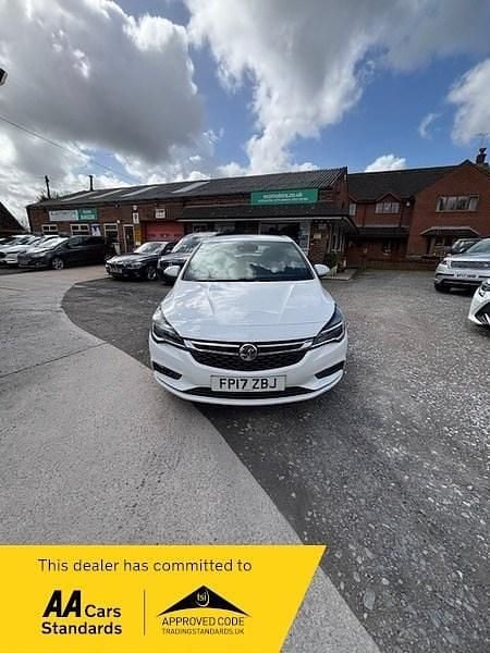 Used Vauxhall Astra SRi 150 HP (110 kW) 2017 White Hatchback