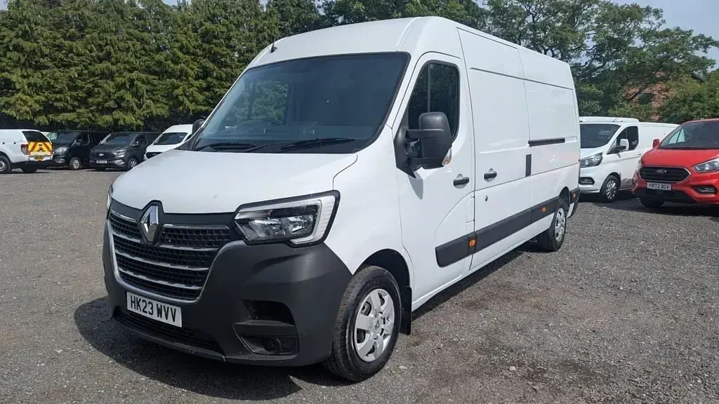 Begagnad Renault Master Business 135 HK (99 kW) 2023 Vit Minibuss