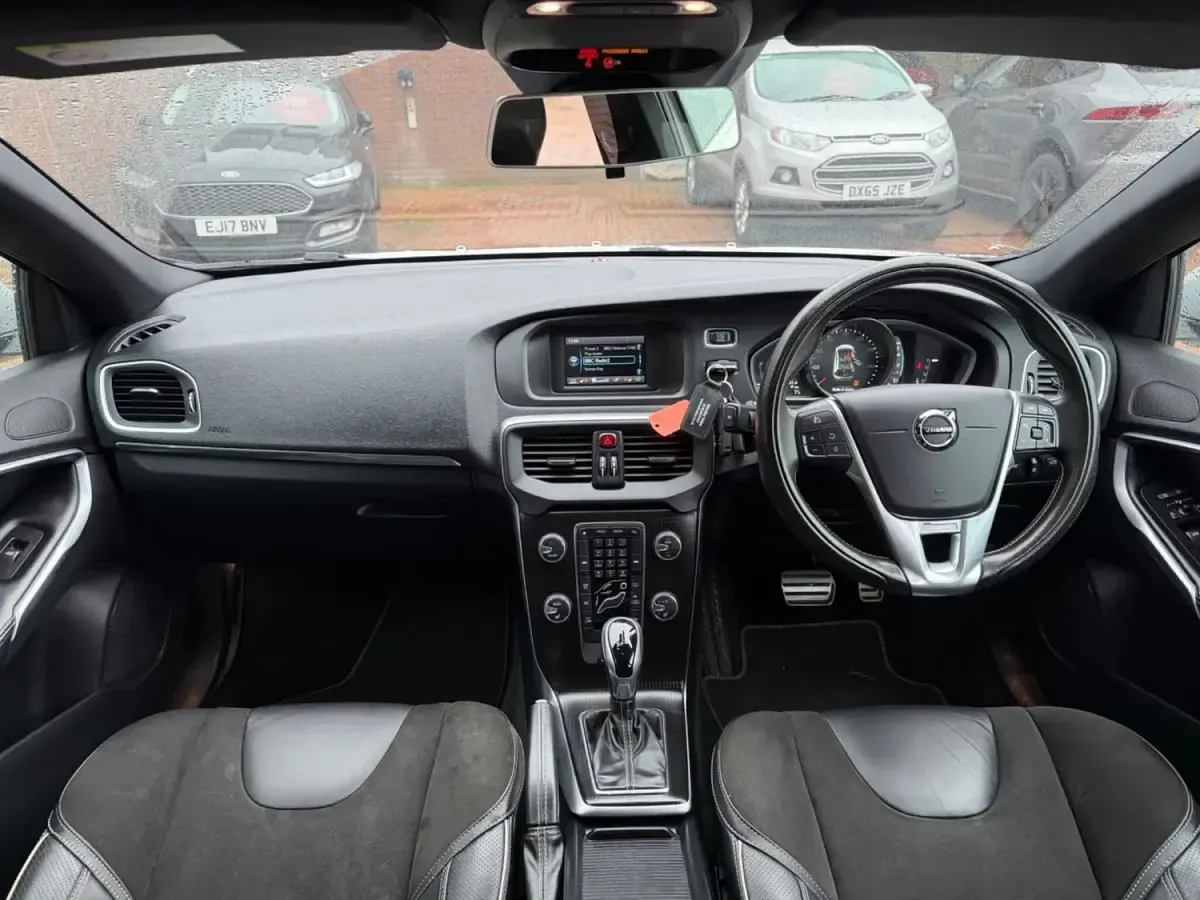 Usado Volvo V40 R-Design 122 CV (89 kW) 2017 Blanco Utilitario