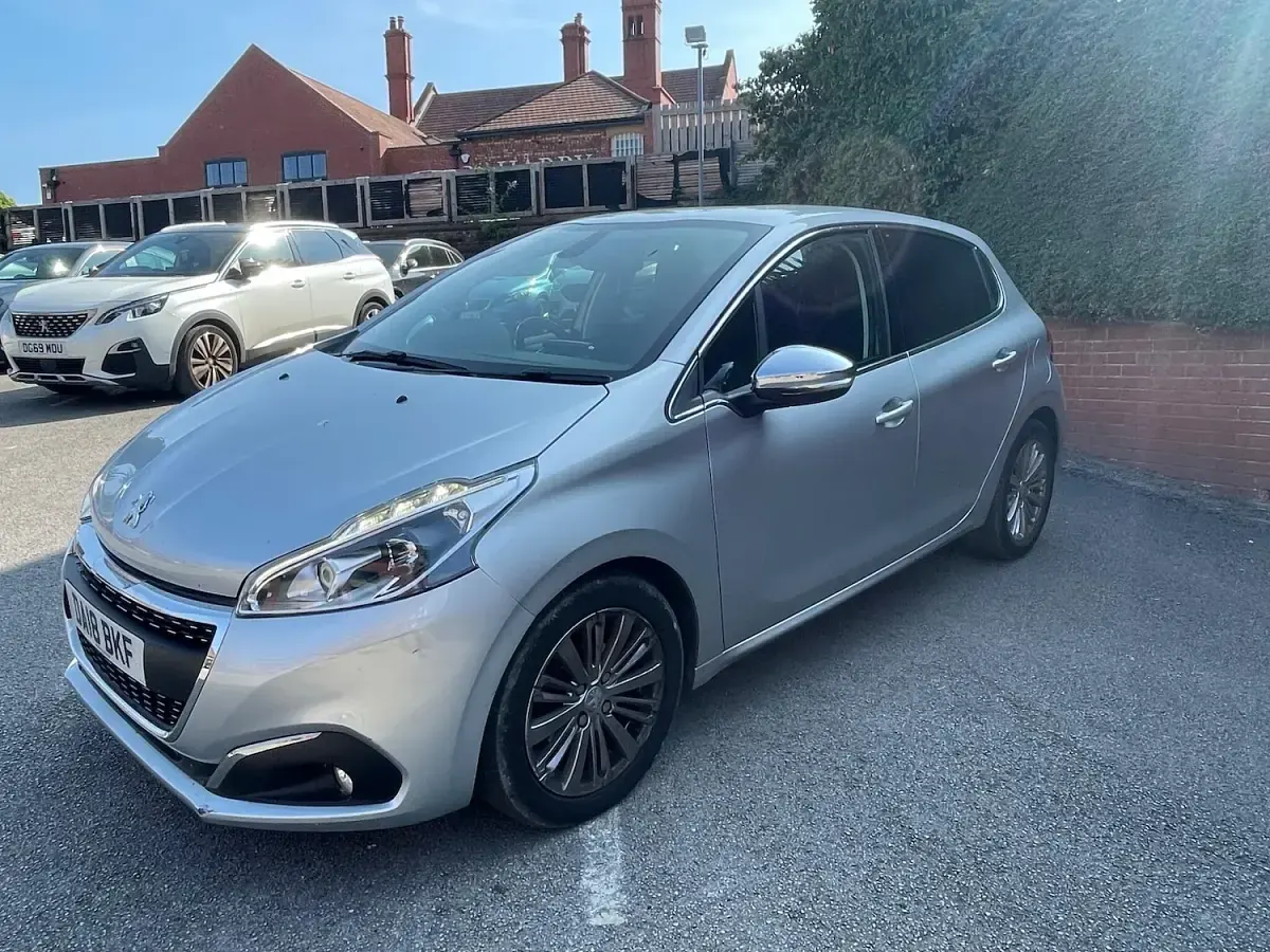 Used Peugeot 208 Allure 110 HP (80 kW) 2018 Silver Hatchback