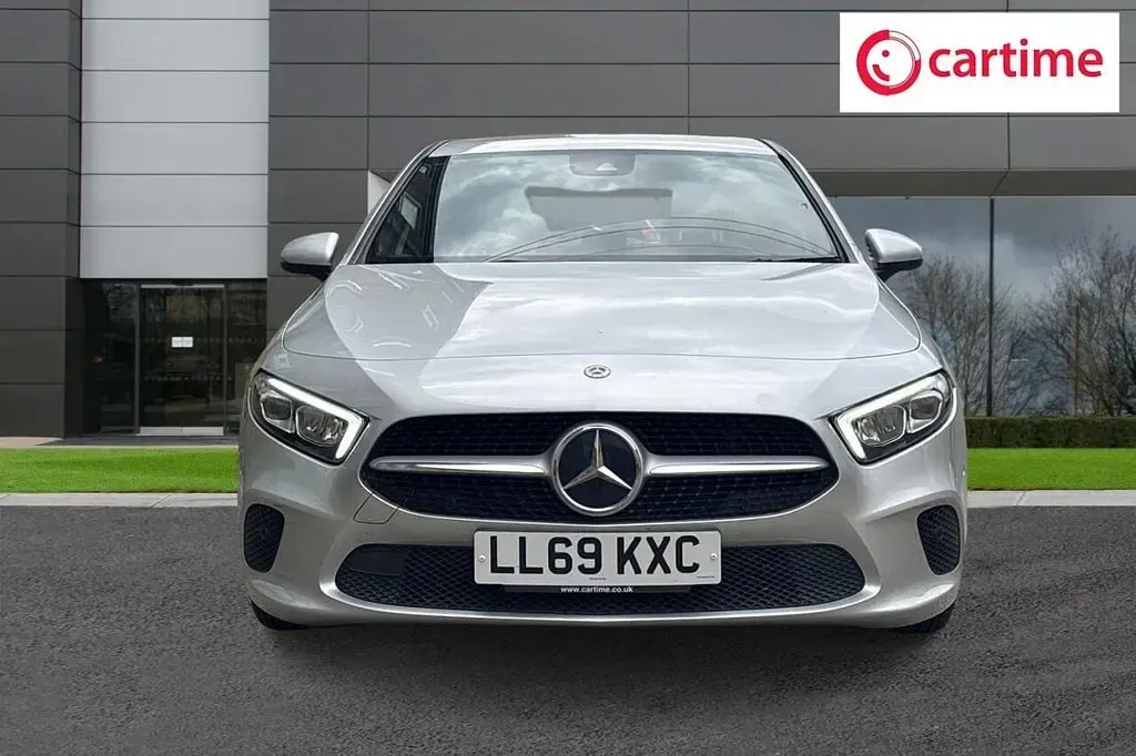 Begagnad Mercedes A180 Executive 136 HK (100 kW) 2019 Silver Halvkombi
