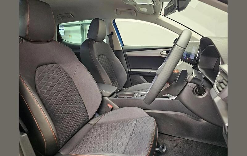 Begagnad Seat Leon FR 204 HK (150 kW) 2024 Blå Halvkombi