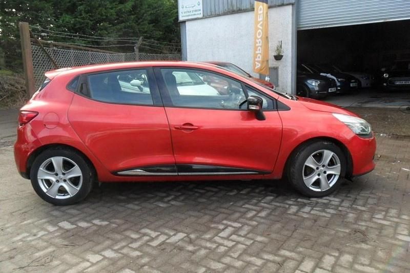 Used Renault Clio IV Dynamique 90 HP (66 kW) 2013 Red Hatchback