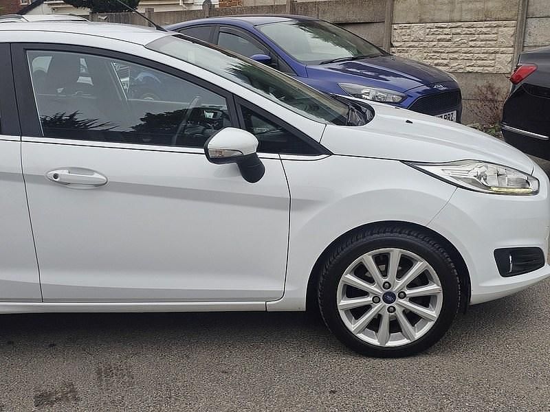 Used Ford Fiesta Titanium 100 HP (73 kW) 2016 White Hatchback