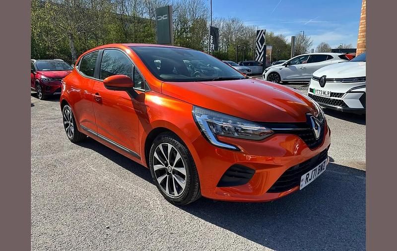 Used Renault Clio V Iconic 90 HP (66 kW) 2021 Valencia orange  Hatchback