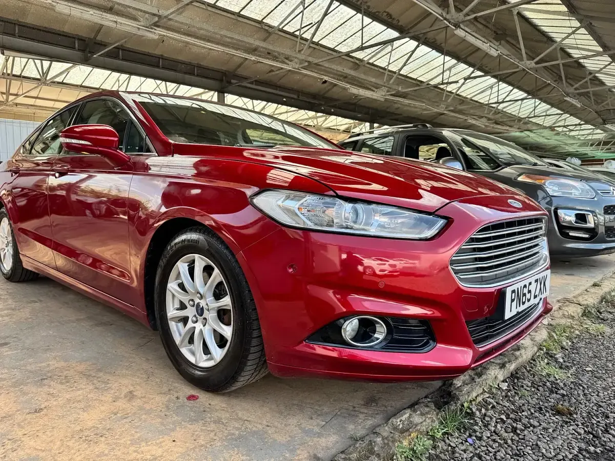 Used Ford Mondeo Titanium 120 HP (88 kW) 2015 Red Hatchback