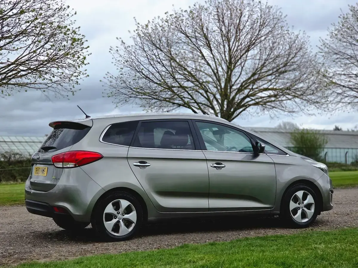 Used Kia Carens 135 HP (99 kW) 2013 Silver MPV