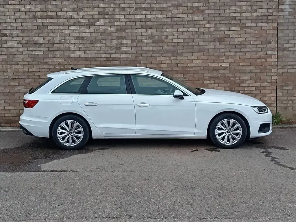 Begagnad Audi A4 Comfort 150 HK (110 kW) 2023 Vit Kombi