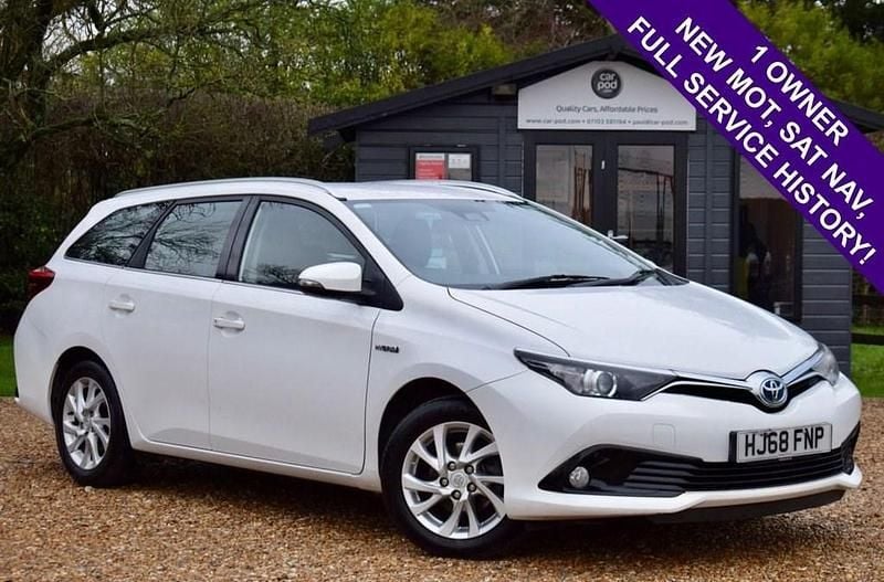 White Used 2018 Toyota Auris Estate | £7,995 (Good price) - Image 1/3