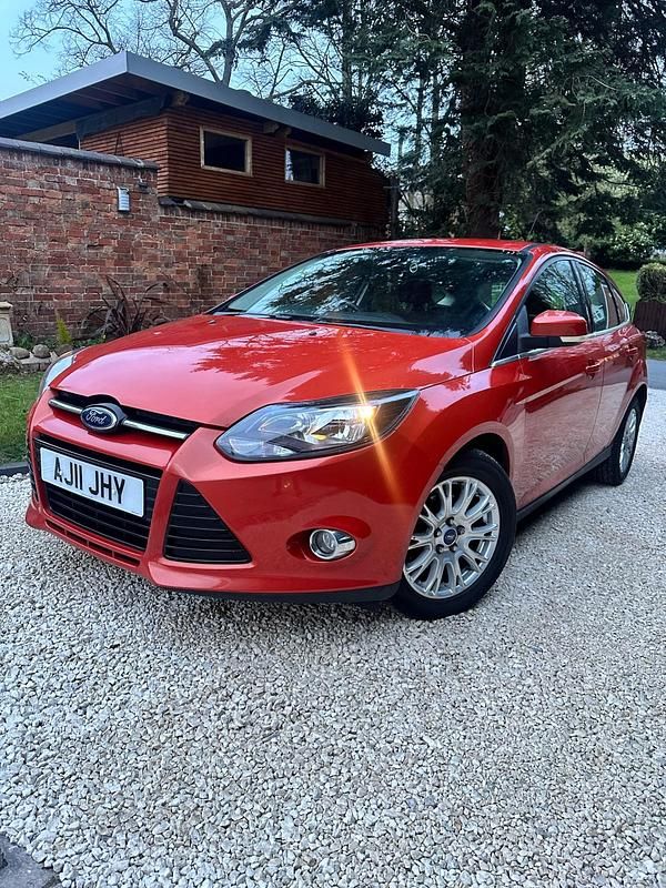 Used Ford Focus Titanium 115 HP (84 kW) 2011 Orange Hatchback