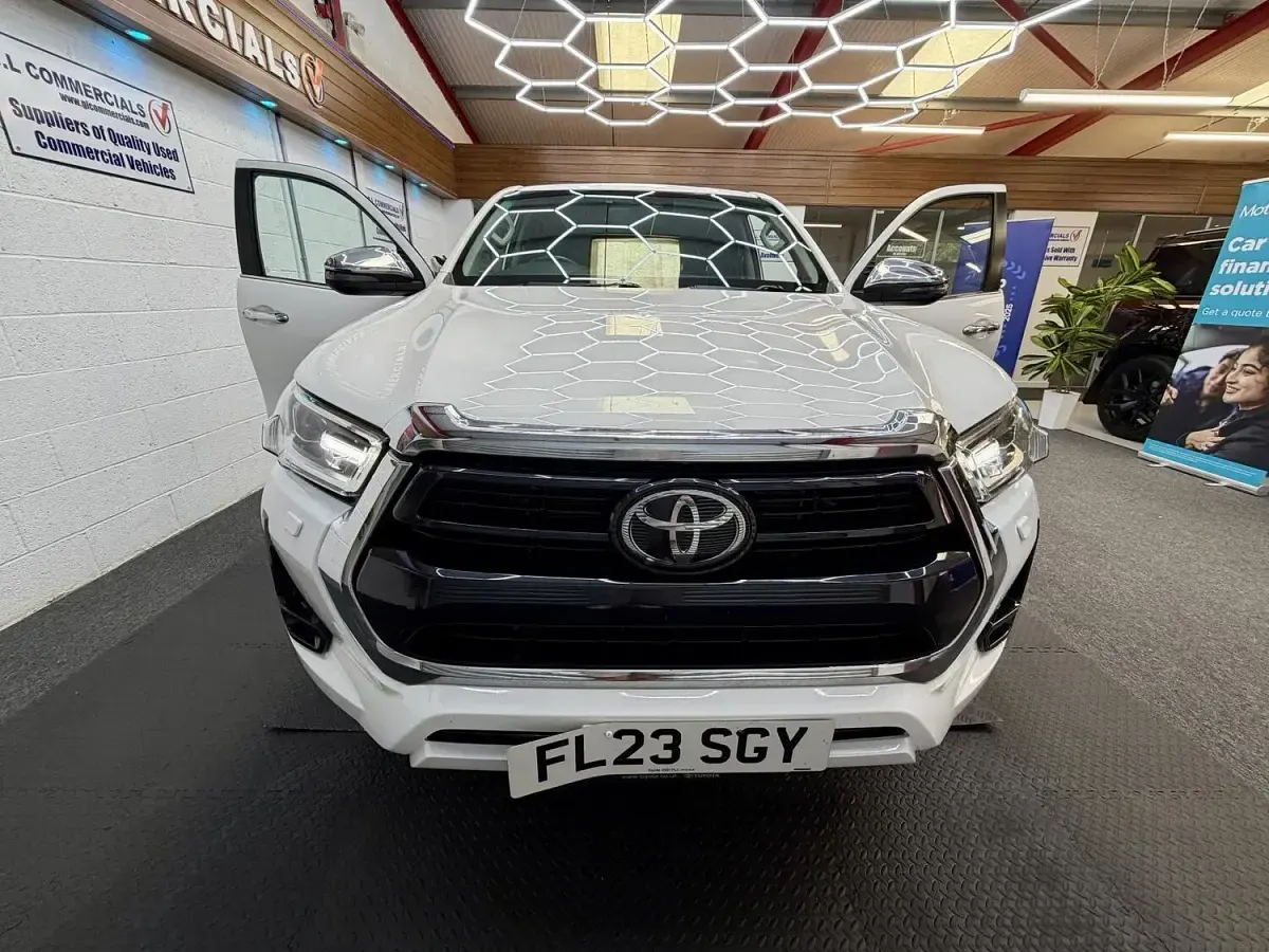 Used Toyota HiLux 150 HP (110 kW) 2023 White Pickup