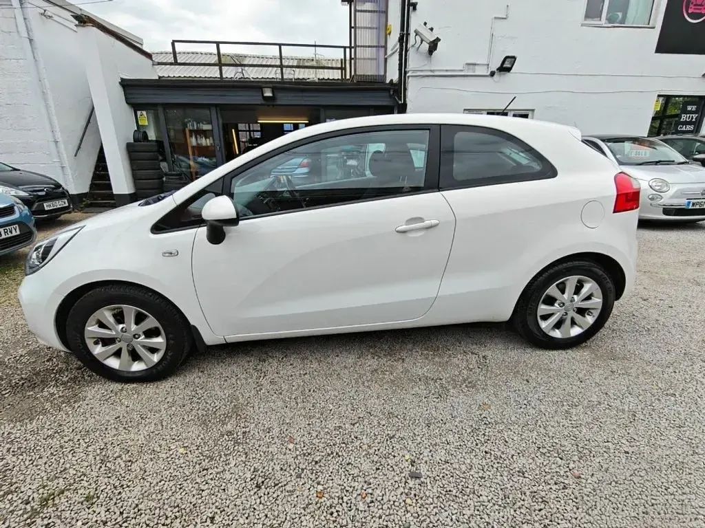 Used Kia Rio 84 HP (61 kW) 2014 White Hatchback