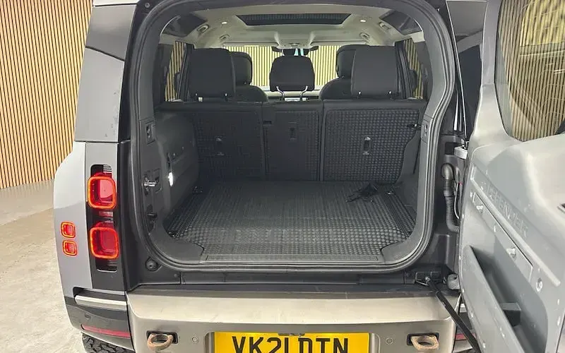 Used Land Rover Defender HSE Dynamic 404 HP (297 kW) 2021 Eiger grey SUV