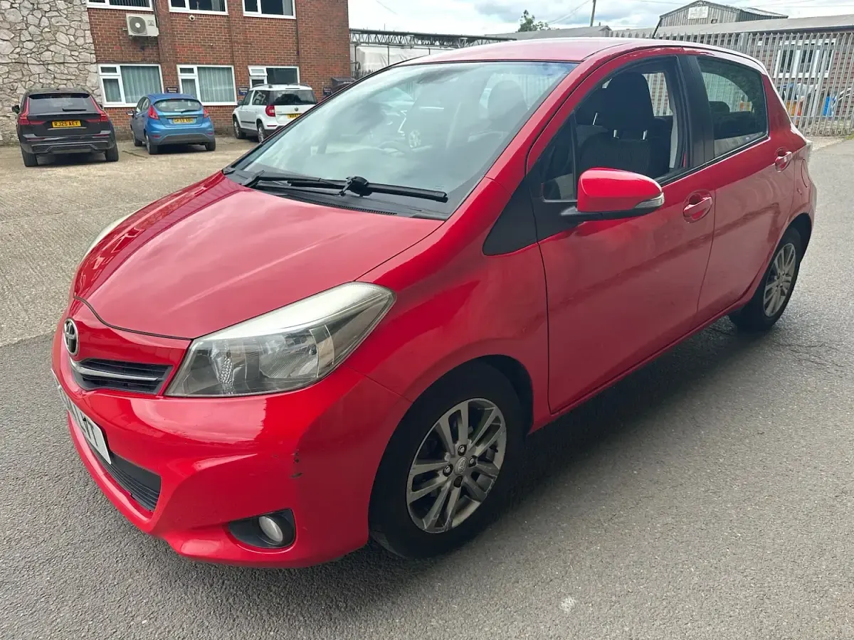 Used Toyota Yaris 90 HP (66 kW) 2014 Red Hatchback