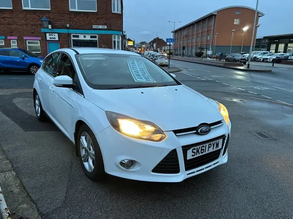 Used Ford Focus Zetec 115 HP (84 kW) 2011 White Hatchback