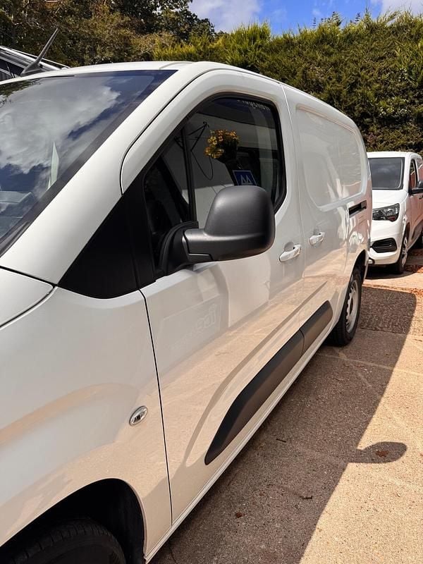 Second-hand Vauxhall Combo Edition 130 CP (95 kW) 2021 Alb Monovolum
