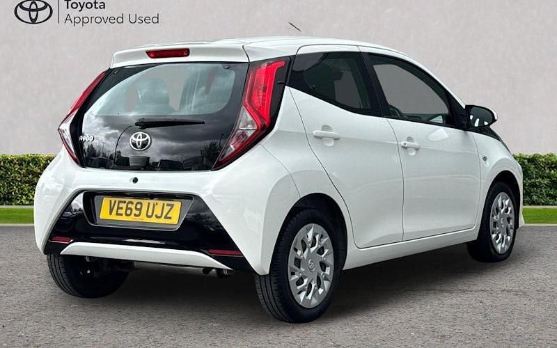 Used Toyota Aygo X-play 72 HP (52 kW) 2019 White flash Hatchback