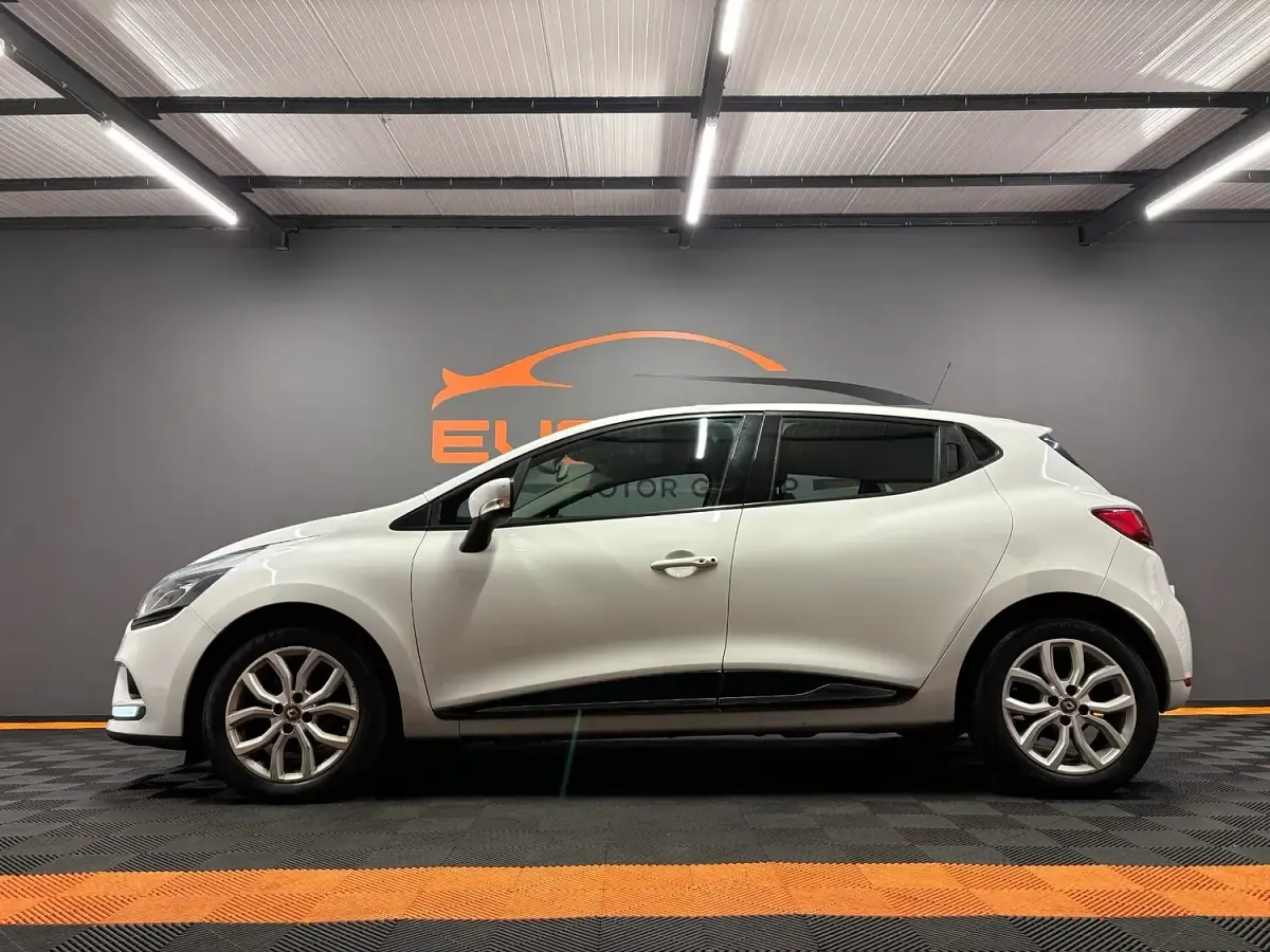 Used Renault Clio Dynamique 75 HP (55 kW) 2017 White Hatchback