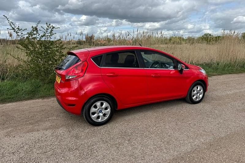 Usado Ford Fiesta Titanium 95 HP (69 kW) 2011 Vermelho Citadino