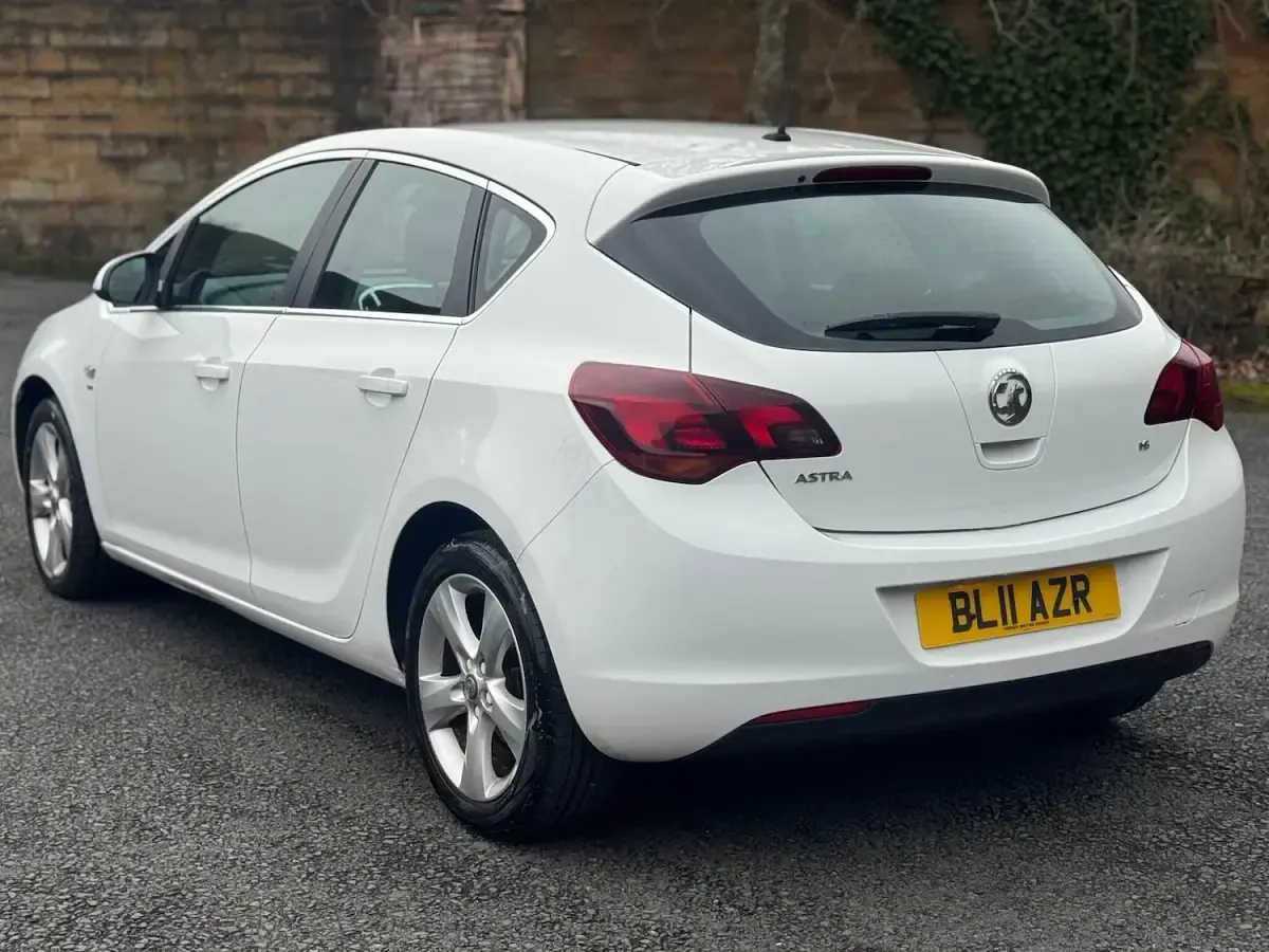 Used Vauxhall Astra SRi 2011 White Hatchback