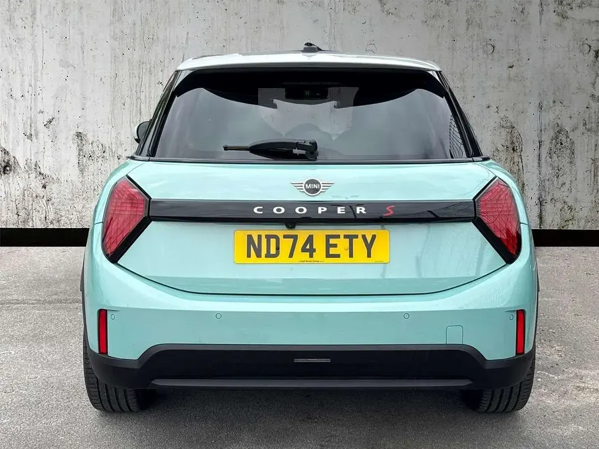 Begagnad Mini Cooper Exclusive 2024 Grön Halvkombi