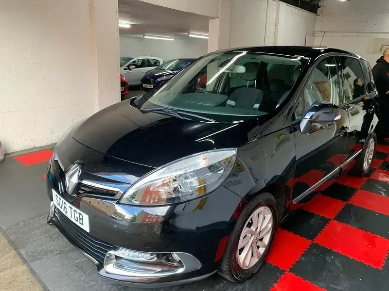 Begagnad Renault Scénic III Dynamique 110 HK (80 kW) 2016 Svart Minibuss