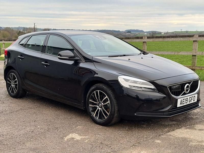 Used Volvo V40 Momentum 120 HP (88 kW) 2019 Black Hatchback