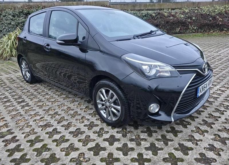 Used Toyota Yaris 99 HP (72 kW) 2014 Black Hatchback