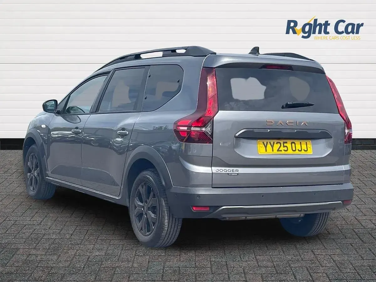 Used Dacia Jogger Extreme 141 HP (103 kW) 2025 Grey MPV