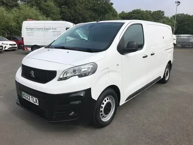 Used Peugeot e-Expert 100 kW (136 HP) 2022 White Van