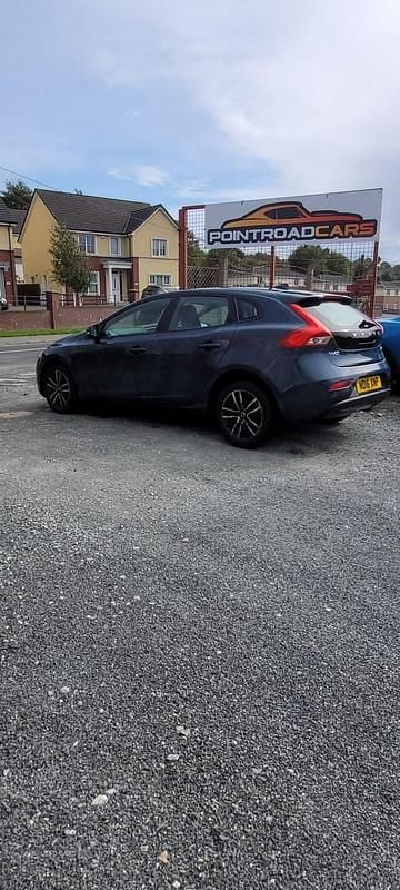 Used Volvo V40 Momentum 120 HP (88 kW) 2016 Blue Estate