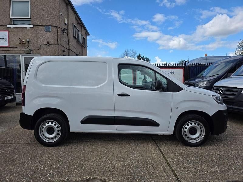 Used Citroën Berlingo 100 HP (73 kW) 2023 White MPV