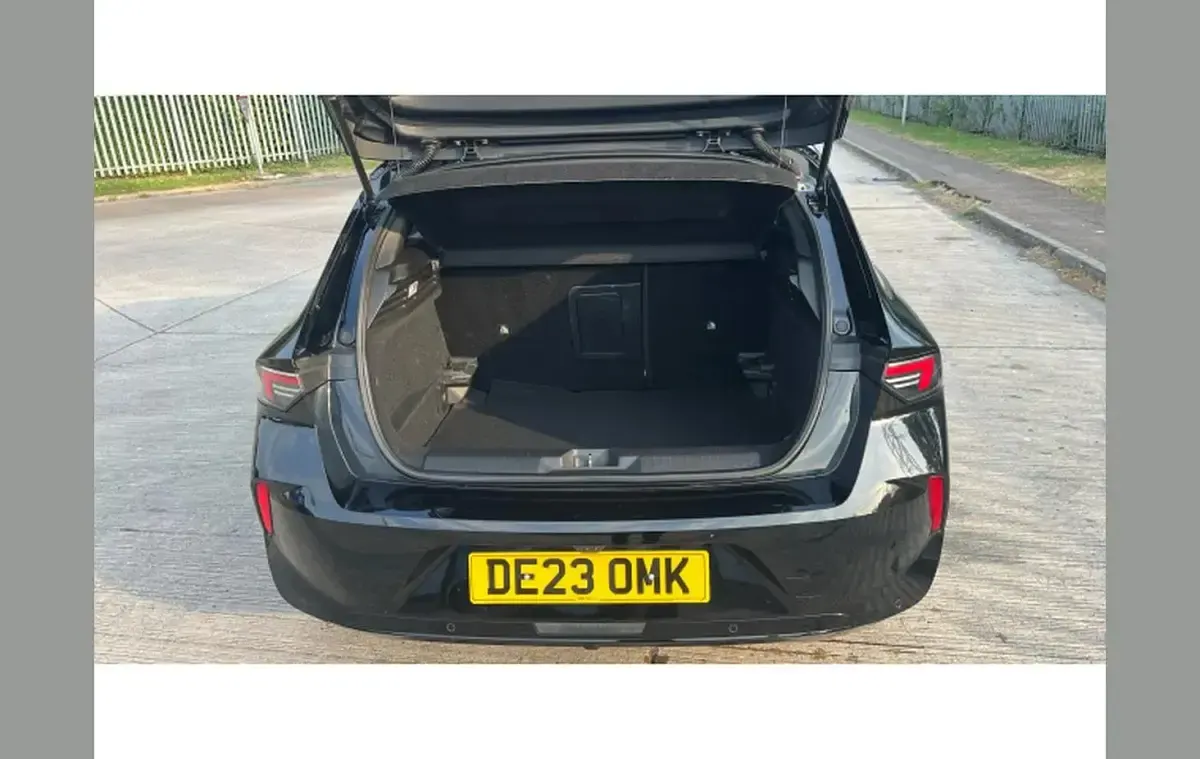 Second-hand Vauxhall Astra 130 CP (95 kW) 2023 Negru Hatchback