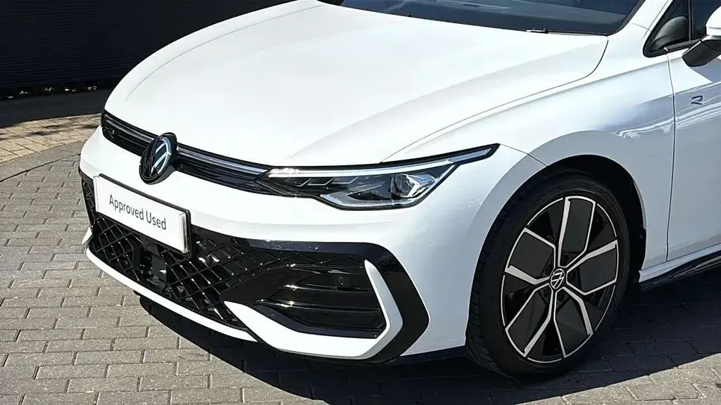 Second-hand VW Golf VIII R-line 150 CP (110 kW) 2025 Alb Hatchback