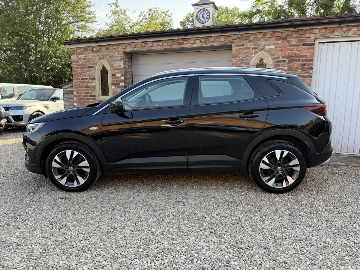 Used Vauxhall Grandland X SRi 130 HP (95 kW) 2020 Black SUV