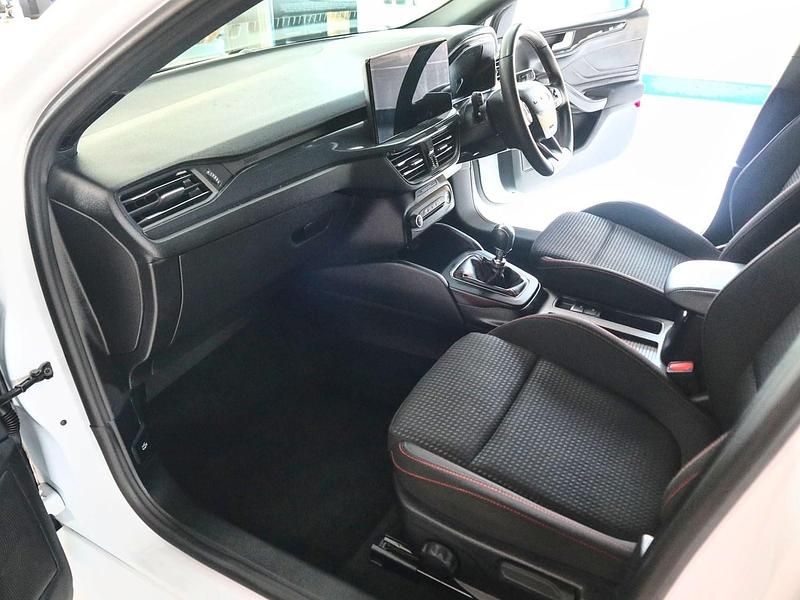 Used Ford Focus ST-Line 125 HP (91 kW) 2023 White Hatchback