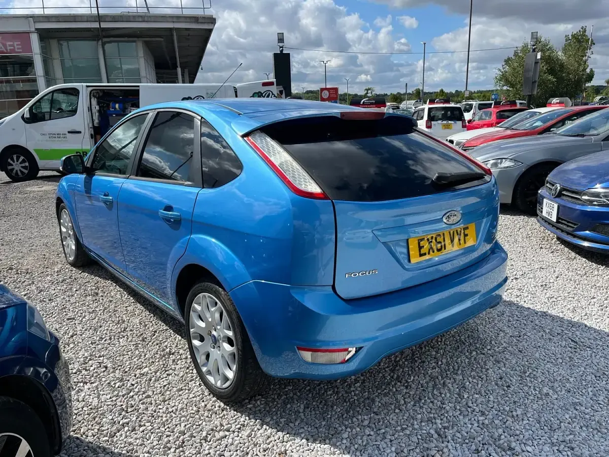 Used Ford Focus Zetec 110 HP (80 kW) 2011 Blue Hatchback