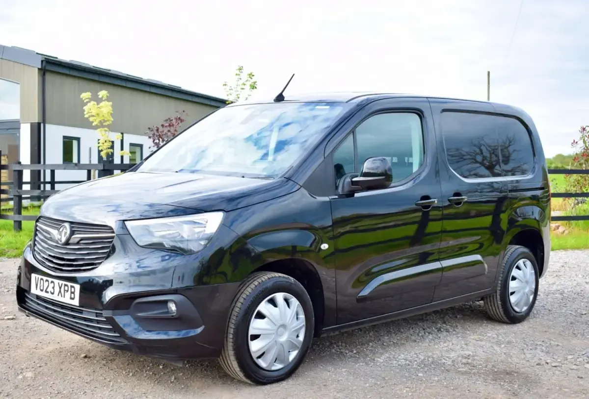 Second-hand Vauxhall Combo 100 CP (73 kW) 2023 Negru Monovolum