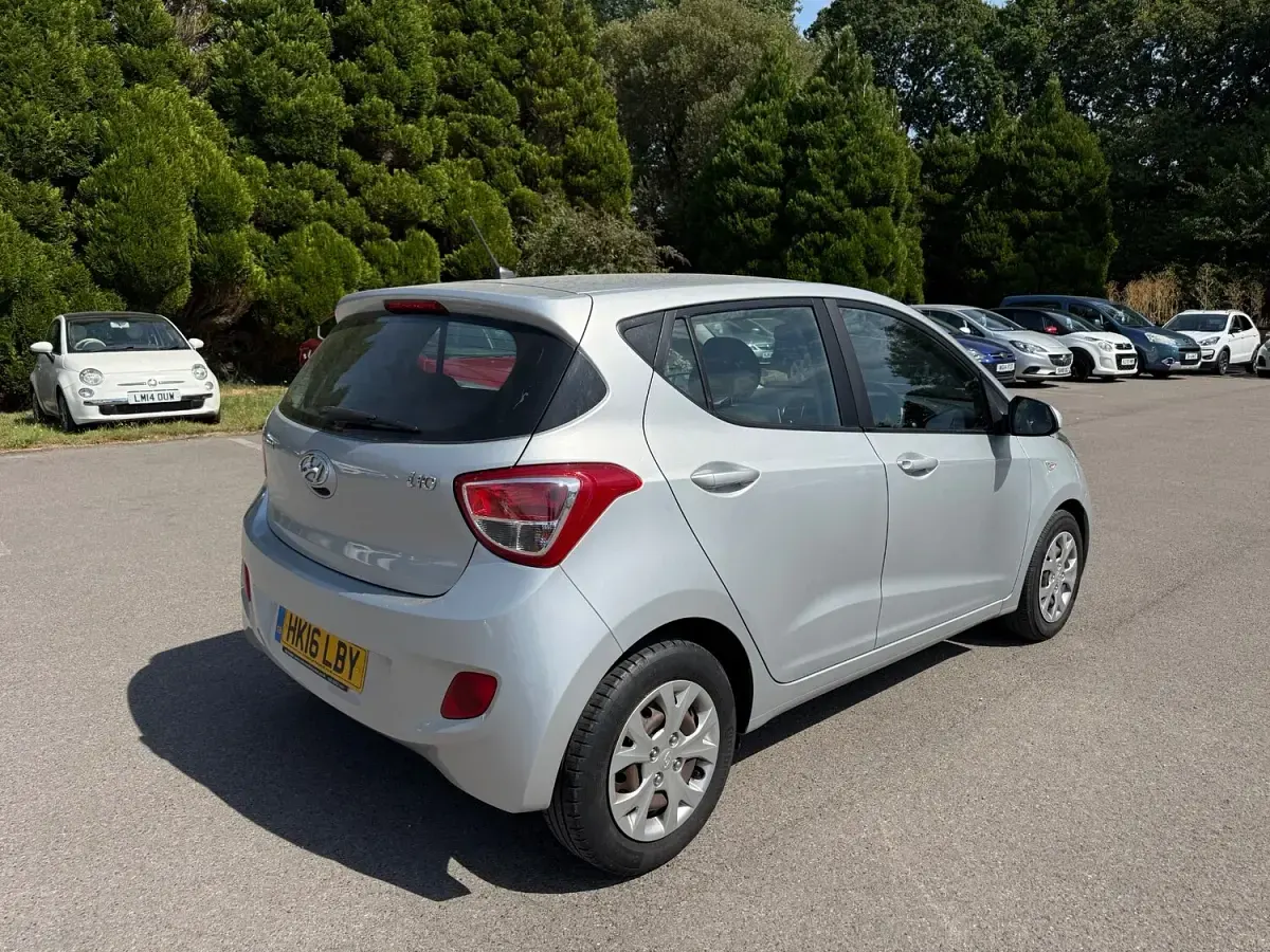 Used Hyundai i10 SE 66 HP (48 kW) 2016 Silver Hatchback