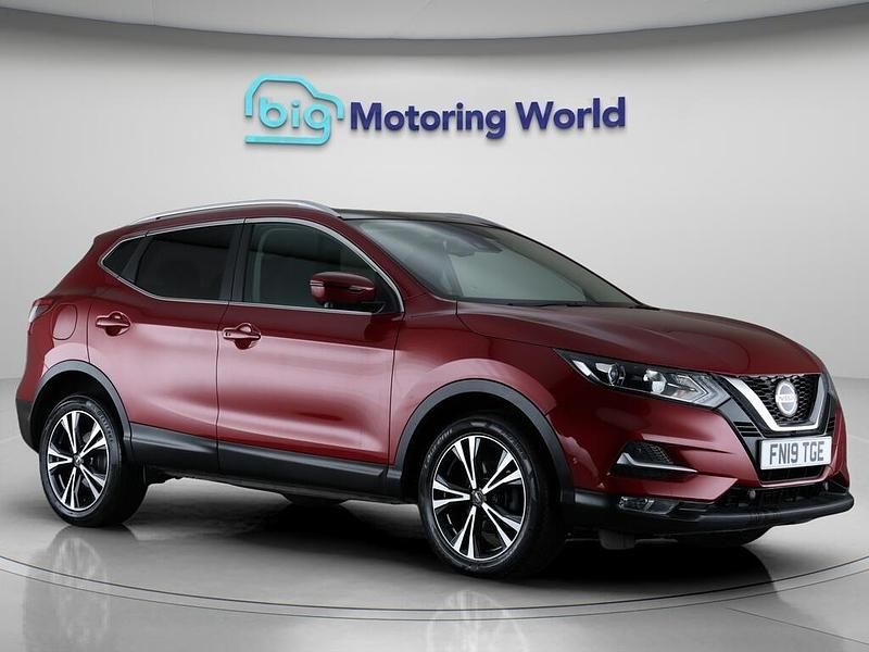 Red Used 2019 Nissan Qashqai N-Connecta SUV | £11,200 (Good price) - Image 1/4