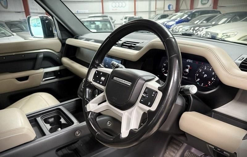 Used Land Rover Defender SE 300 HP (220 kW) 2020 Green Estate