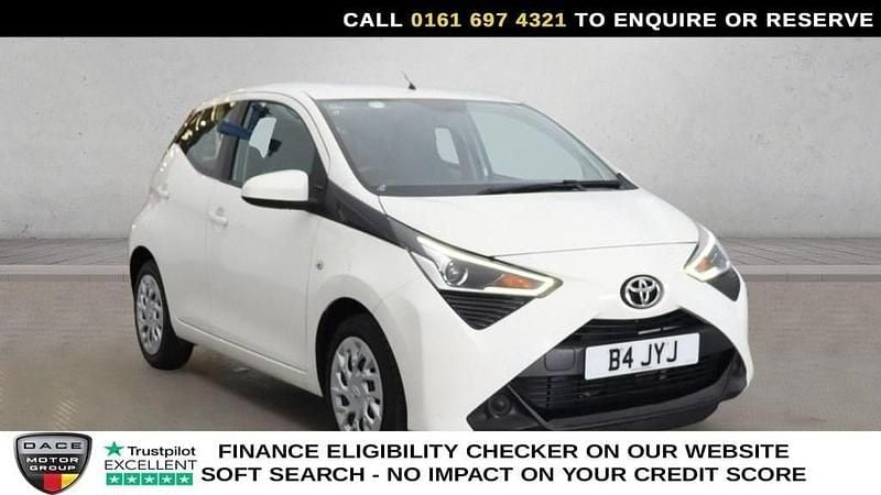 Used Toyota Aygo X-play 72 HP (52 kW) 2019 White Hatchback