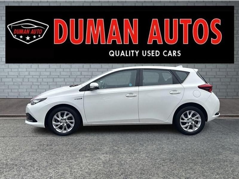 Used Toyota Auris Hybrid 136 HP (100 kW) 2018 White Hatchback